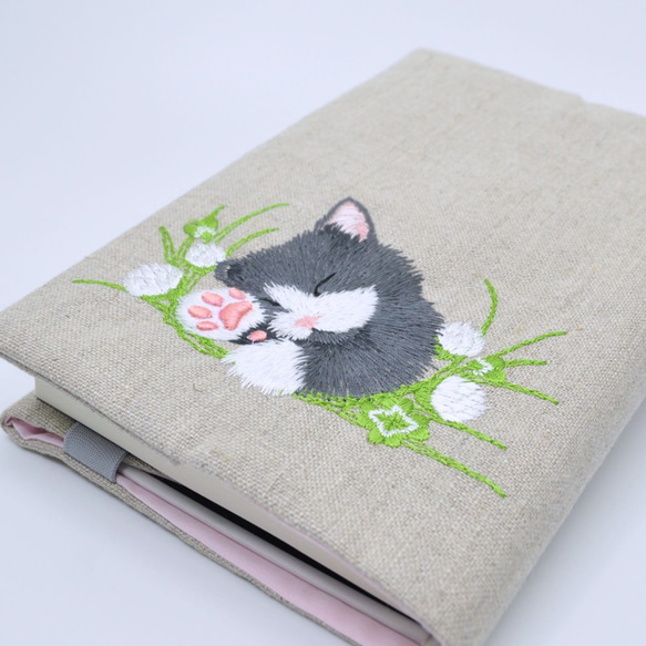 クローバーとハチワレねこ刺繍　ブックカバー　単行本・四六判サイズ〈リネン〉 2枚目の画像