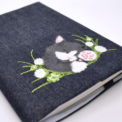 【再販】クローバーとハチワレねこ刺繍　Ａ５サイズブックカバー（横書き左開き用）〈デニム〉 2枚目の画像