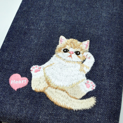 エキゾチックショートヘアの招き猫刺繍　ブックカバー四六判サイズ　デニム【人を招く左手】 2枚目の画像