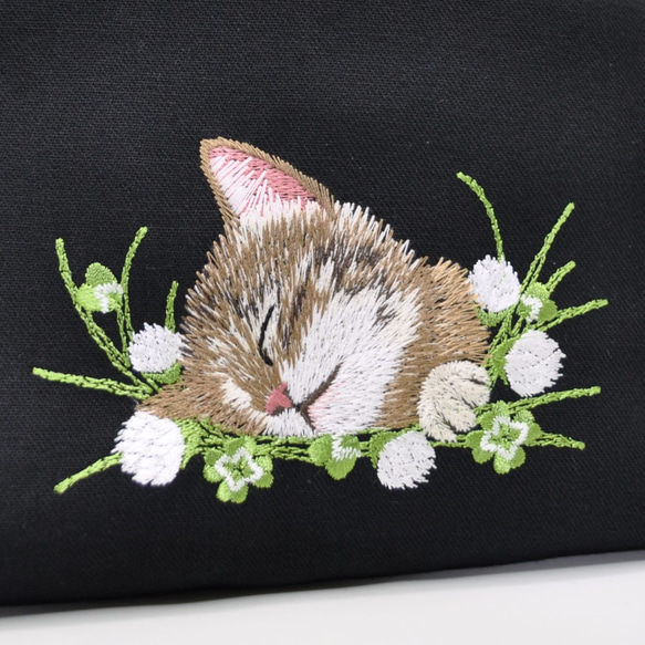 【再販】クローバーと茶トラねこ刺繍　ポーチ〈黒〉　マスクも入るサイズ　 2枚目の画像