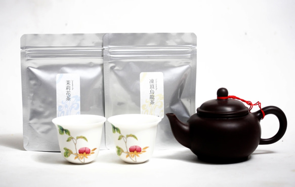 台湾茶 茶器セット 桃柄 茶壺（急須）大と茶杯（湯呑み）2つ　凍頂烏龍茶10g ジャスミン茶10g 中国茶 1枚目の画像