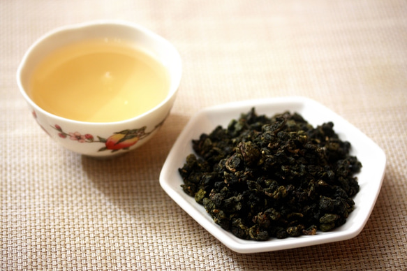 台湾茶 茶器セット 桃柄 茶壺（急須）大と茶杯（湯呑み）2つ　凍頂烏龍茶10g ジャスミン茶10g 中国茶 5枚目の画像