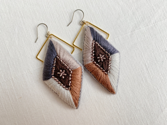 刺繍ピアス 2枚目の画像