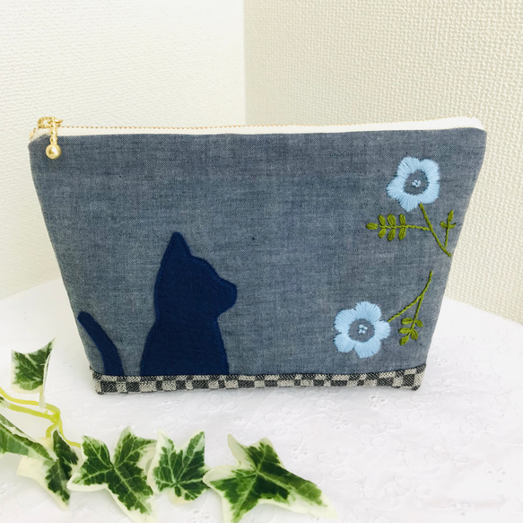 猫くんお散歩刺繍　羊毛フェルト生地のポーチ 猫くんお散歩刺繍 羊毛フェルト生地のポーチ
