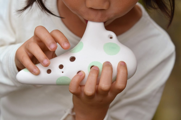 はじめてのオカリナ　楽器のプレゼント♪（ドット color：Lightgreen）８歳程度～ ※図柄で吹ける楽譜集付き 2枚目の画像