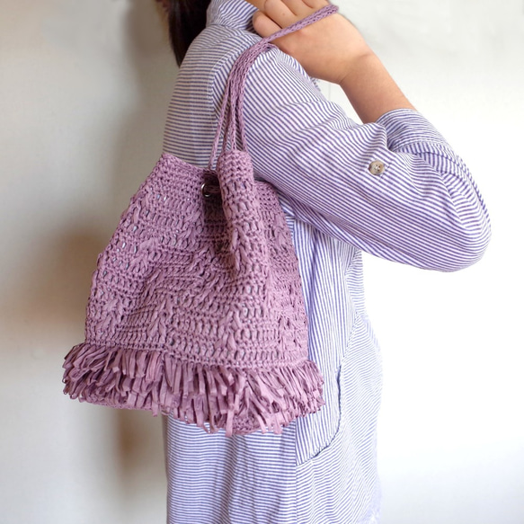 【内ポケット付】手編み 裾フリンジ マニラヘンプのスクエア巾着バッグ 6枚目の画像