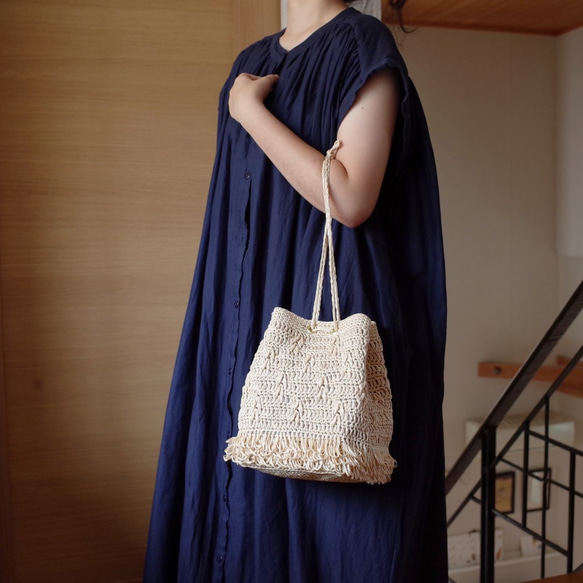 【内ポケット付】手編み 裾フリンジ マニラヘンプのスクエア巾着バッグ 3枚目の画像