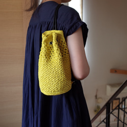 手編みコットンリネン スリムな巾着型のショルダーバッグ 2枚目の画像