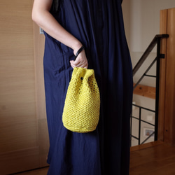 手編みコットンリネン スリムな巾着型のショルダーバッグ 3枚目の画像