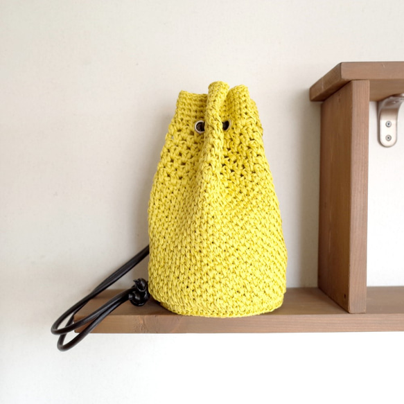 手編みコットンリネン スリムな巾着型のショルダーバッグ 5枚目の画像