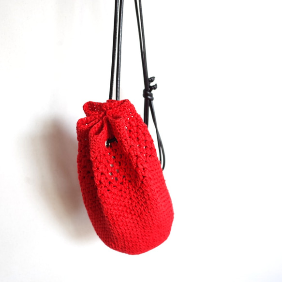 手編みコットンリネン スリムな巾着型のショルダーバッグ 8枚目の画像