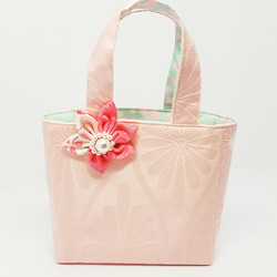 正絹生地ミニトートバッグ　淡いピンク　お花付き 1枚目の画像