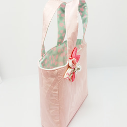 正絹生地ミニトートバッグ　淡いピンク　お花付き 3枚目の画像
