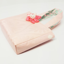 正絹生地ミニトートバッグ　淡いピンク　お花付き 4枚目の画像