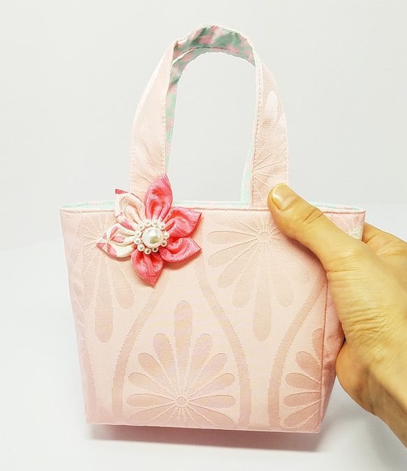 正絹生地ミニトートバッグ　淡いピンク　お花付き 5枚目の画像