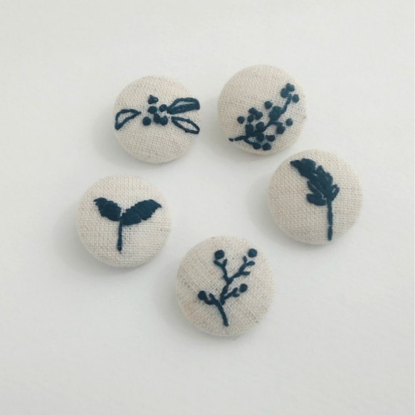 つぼみの刺繍ボタン　＊くるみボタン＊手刺繍 2枚目の画像