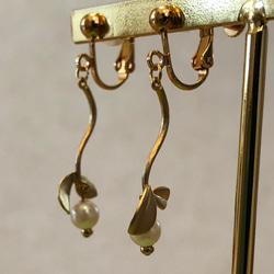真鍮リーフとパールのイアリング 3枚目の画像