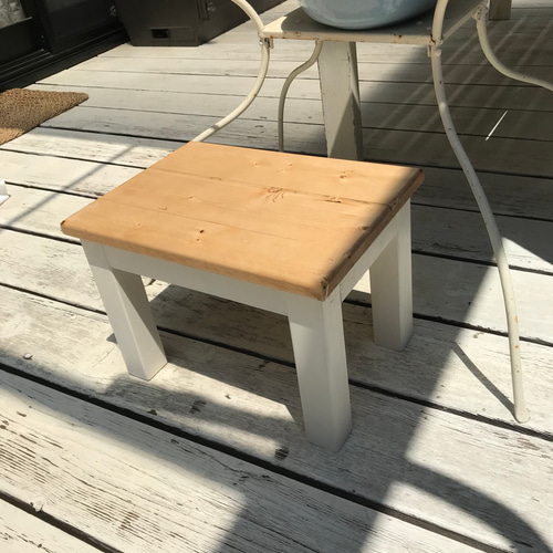 フランスからの小ぶりな木製ペイントスツール ベンチ 踏み台 花台