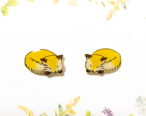 小さなピアスシリーズ～狐のピアス/ノンホールピアス(樹脂