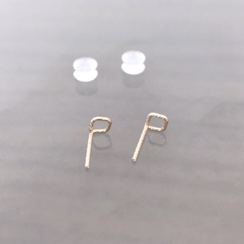 14KGF】テクスチャーワイヤーのミニチュア菱形ピアス ピアス