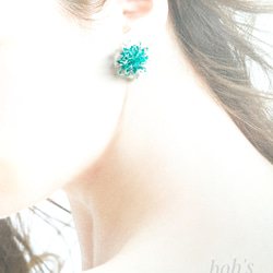 【popular】揺れるcrystal emerald greenDahlia pierce/earring＊small 2枚目の画像