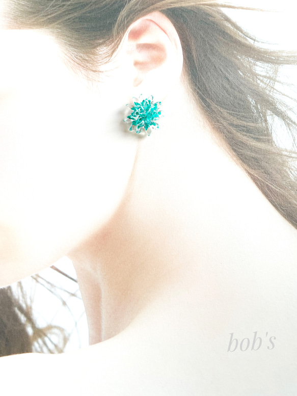 【popular】揺れるcrystal emerald greenDahlia pierce/earring＊small 2枚目の画像