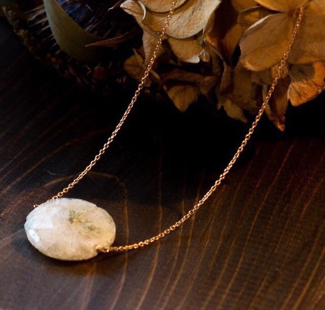 ピーコッククォーツ　ネックレス