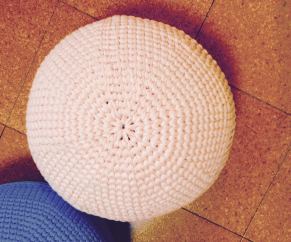 手編みプフ(直径37㎝高さ27㎝）ピンク 3枚目の画像