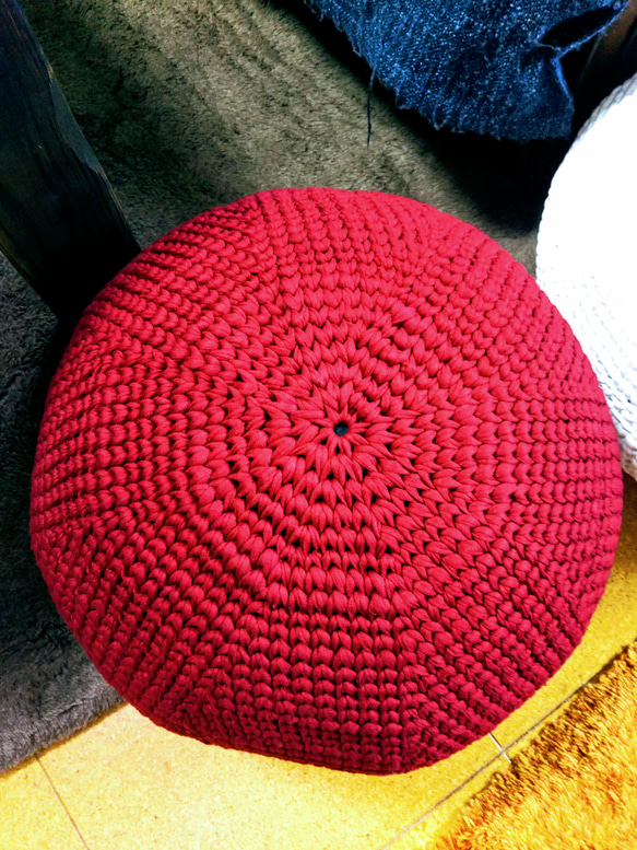 手編みプフ(直径37㎝高さ27㎝）赤 3枚目の画像