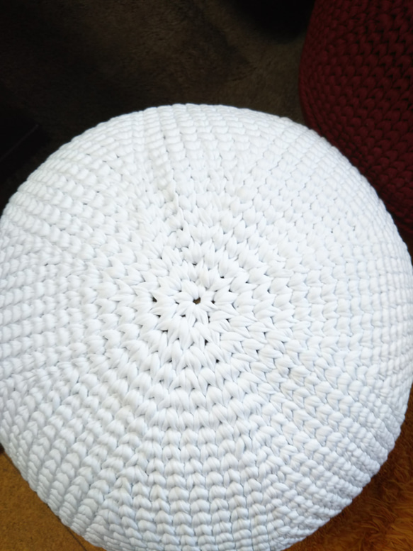 手編みプフ(直径37㎝高さ27㎝）ホワイト 4枚目の画像