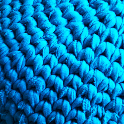 手編みプフ(直径40㎝高さ27㎝）ﾀｰｺｲｽﾞﾌﾞﾙｰ 4枚目の画像