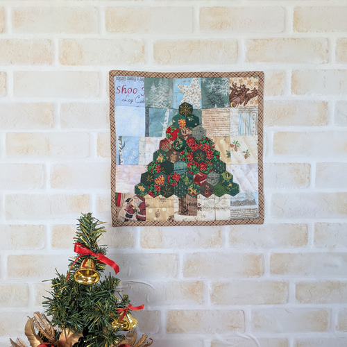 パッチワーク　タペストリー　大きなクリスマスツリー　ハンドメイド パッチワークキルト☆クリスマスツリーのミニタペストリー