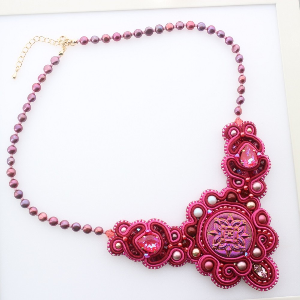 【Camila-カミラ-】 soutache（ソウタシエ）ネックレス［チェコガラスボタン　ラズベリーピンク系］