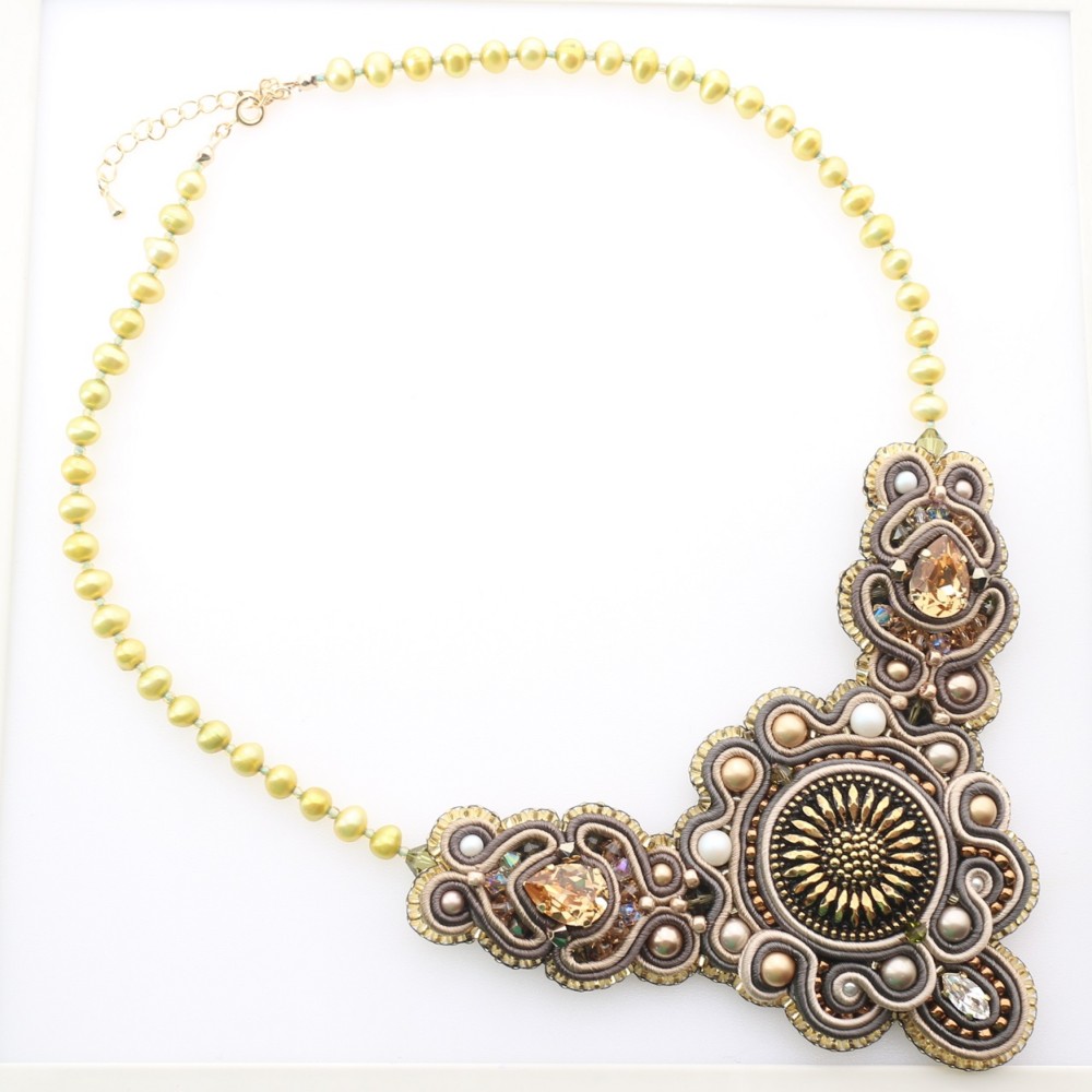 【Camila-カミラ-】 soutache（ソウタシエ）ネックレス［チェコガラスボタン　イエロー、ゴールド系］