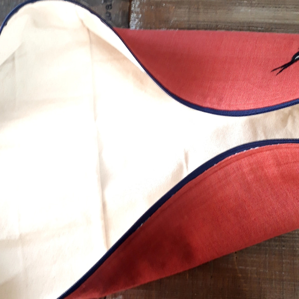 紐本革のカディコットンヨガマットケース　アナハタレッド　ツバメさん刺繍入り　 5枚目の画像
