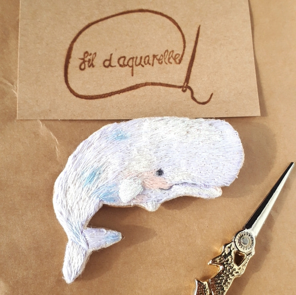 手刺繍　暗闇で光るにっこりマッコウクジラさんブローチ 2枚目の画像