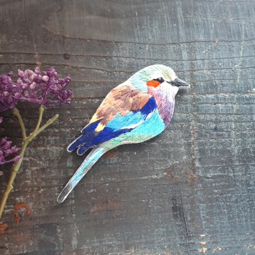 手刺繍きれいな鳥さんライラックニシブッポウソウ ワッペンorブローチ 