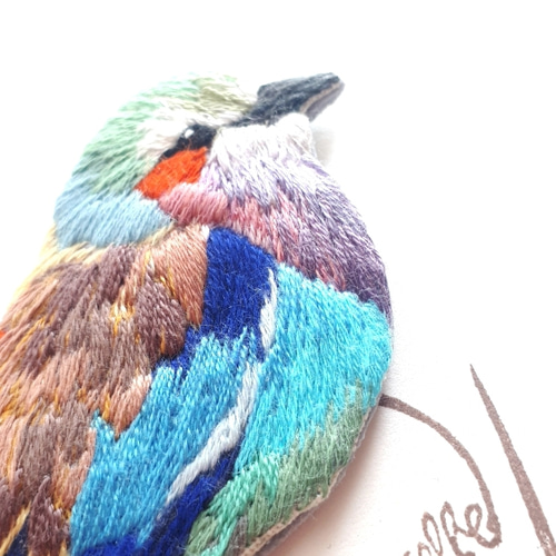手刺繍きれいな鳥さんライラックニシブッポウソウ ワッペンorブローチ 