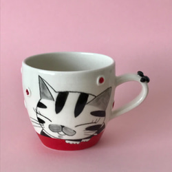 猫絵肉球マグ(おやすみキジトラ猫レッド) 『猫のマグカップ』 1枚目の画像