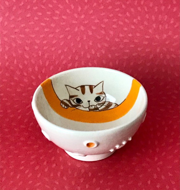 猫絵のぐい呑み(寛ぎ茶トラ猫) 1枚目の画像