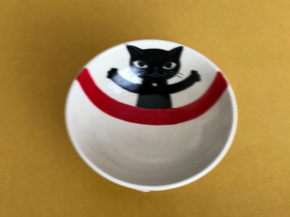 猫絵のご飯茶碗(手を広げた黒猫⭐️赤) 2枚目の画像