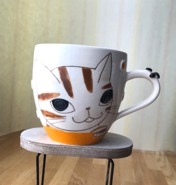 猫絵肉球マグ(茶トラ)  『猫のマグカップ』 4枚目の画像