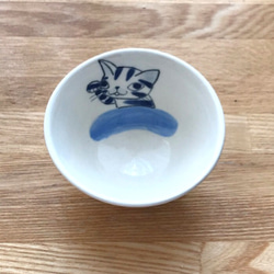 猫絵のぐい呑み(青いシマ猫)盃形 2枚目の画像