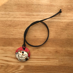 猫絵の陶のペンダント(赤・三毛猫) 2枚目の画像