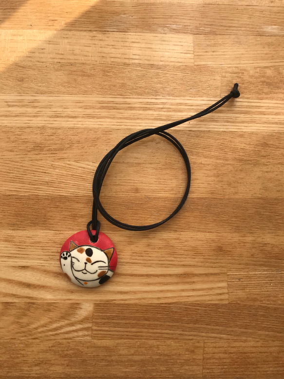 猫絵の陶のペンダント(赤・三毛猫) 2枚目の画像