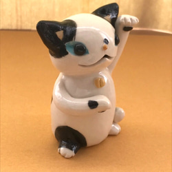 ぽちゃ招き猫(M) 白黒猫左手上げ 4枚目の画像