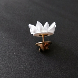 再販3 シンプルな剣菊のブートニエール　つまみ細工　 3枚目の画像