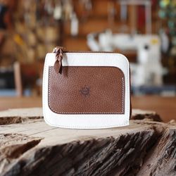 ミニ財布 「ポケットバース」 本革100％ L字ファスナー メンズ レディース兼用 アイボリー×ブラウン 1枚目の画像