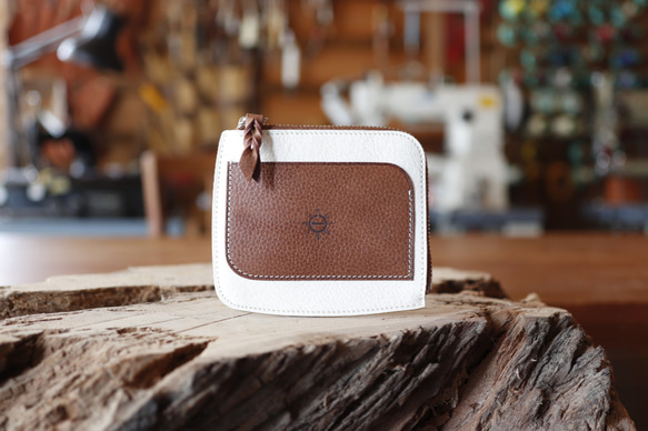 ミニ財布 「ポケットバース」 本革100％ L字ファスナー メンズ レディース兼用 アイボリー×ブラウン 1枚目の画像