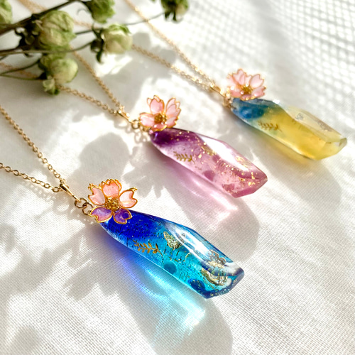 桜咲く鉱石ネックレス ٭❀* 花の雫に蝶が舞う・K16GP シンプルで 桜咲く鉱石ネックレス ٭❀* 花の雫に蝶が舞う・K16GP シンプルで